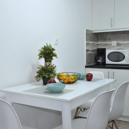 A Spacious Minimal Apatment At Chalandri Atenas Exterior foto